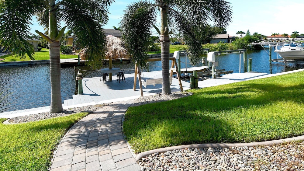 Mei Jing Waterfront Pool and Tiki Hut-must see