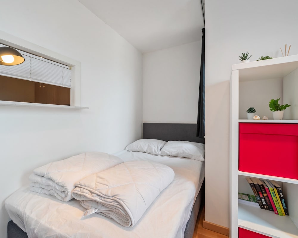 One-bedroom Flat With sea Views and Parking