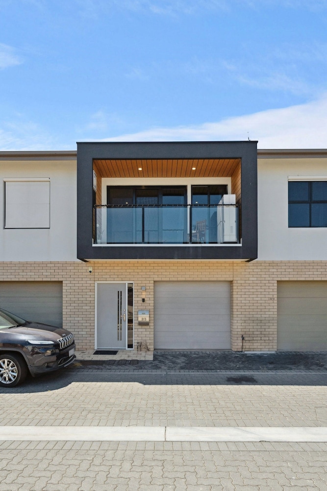 Bright 2-bed Townhouse With Balcony & Garage