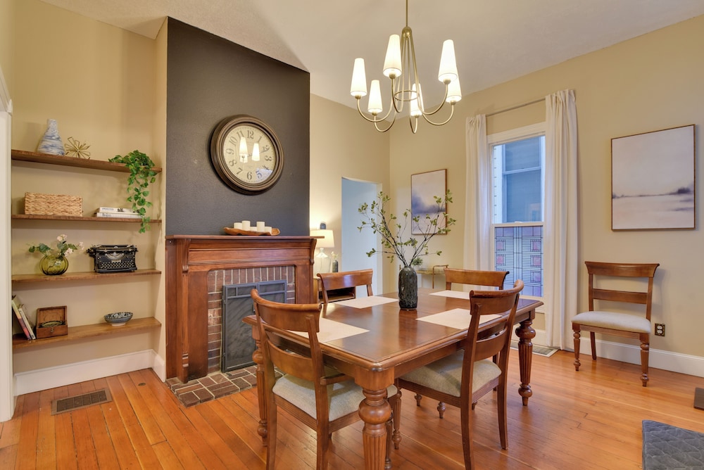 < 1 Mi to Moda Center: Walkable Portland Retreat!