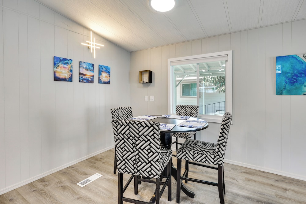 Colorado River Views: Waterfront Bullhead Home