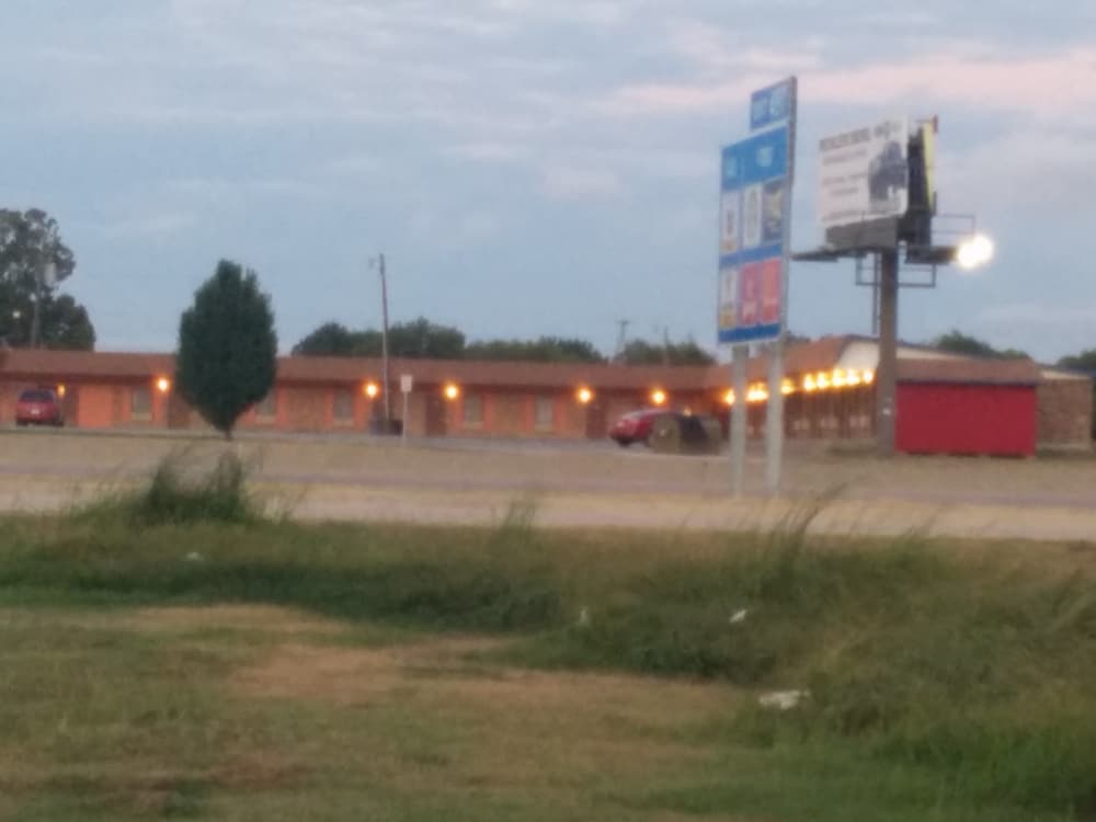 Gainesville Vacations - Budget Host Motel Gainesville - Property Image 4