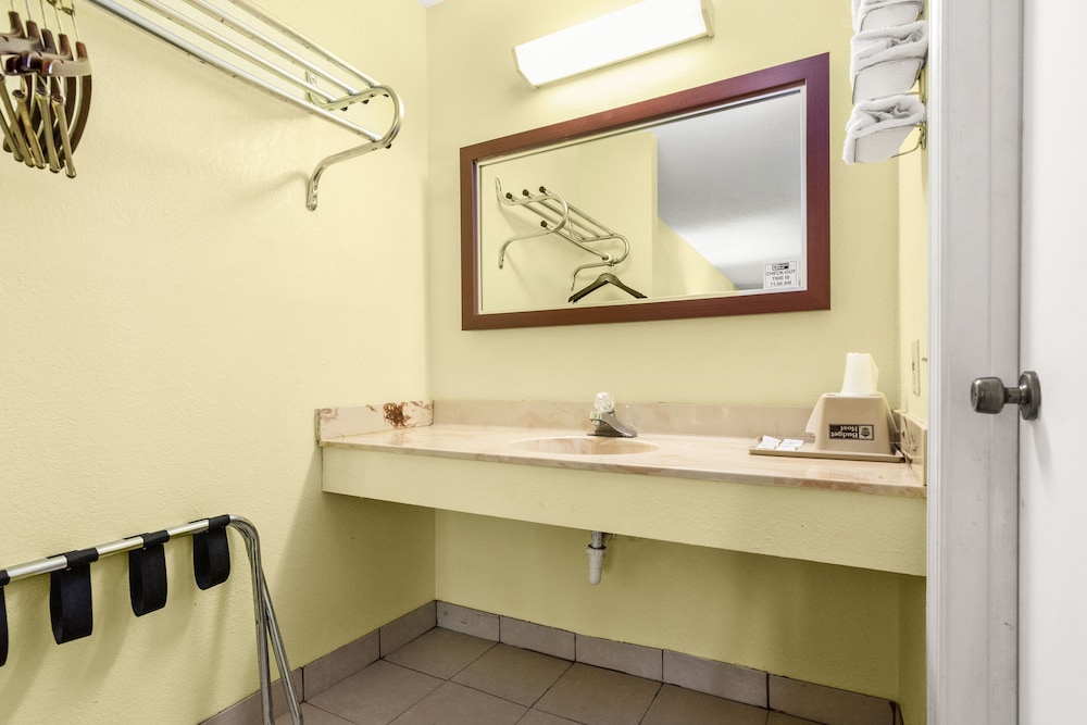 Budget Host Inn by Hotel O Portland near I-65 3