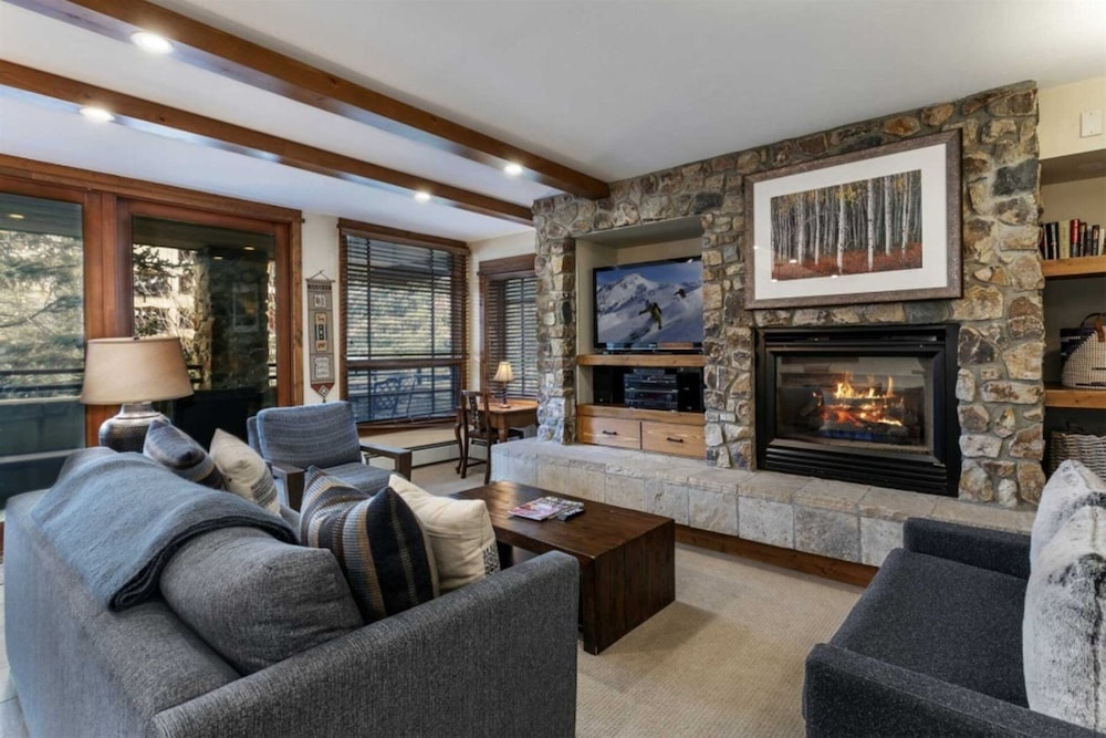 Convenient 2BR Condo in Lionshead Village w/ Pool, hot tub & More!