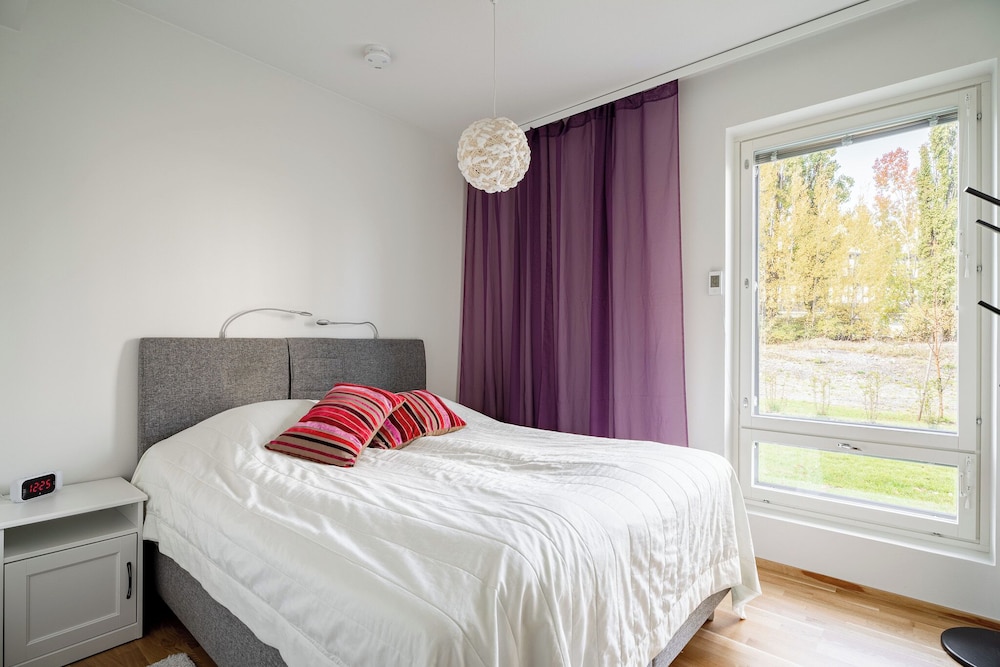 Modern 2BR Apt with Sauna & Free Parking view 2