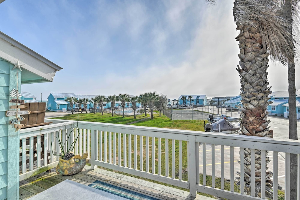 Beachy Rockport Condo w/ Pool & Fishing Pier! view 5