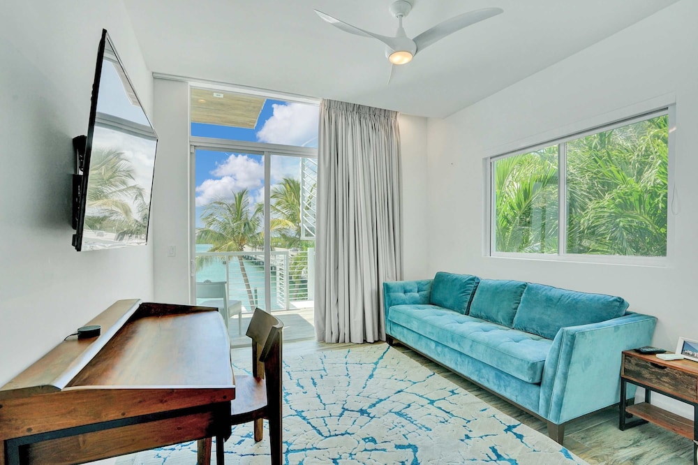 Miami Stunning Waterfront Villa Escape