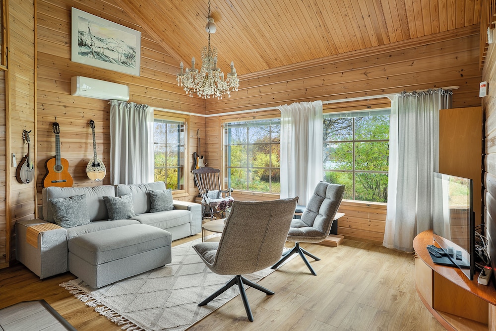 Cozy 3BR Riverside House with Sauna