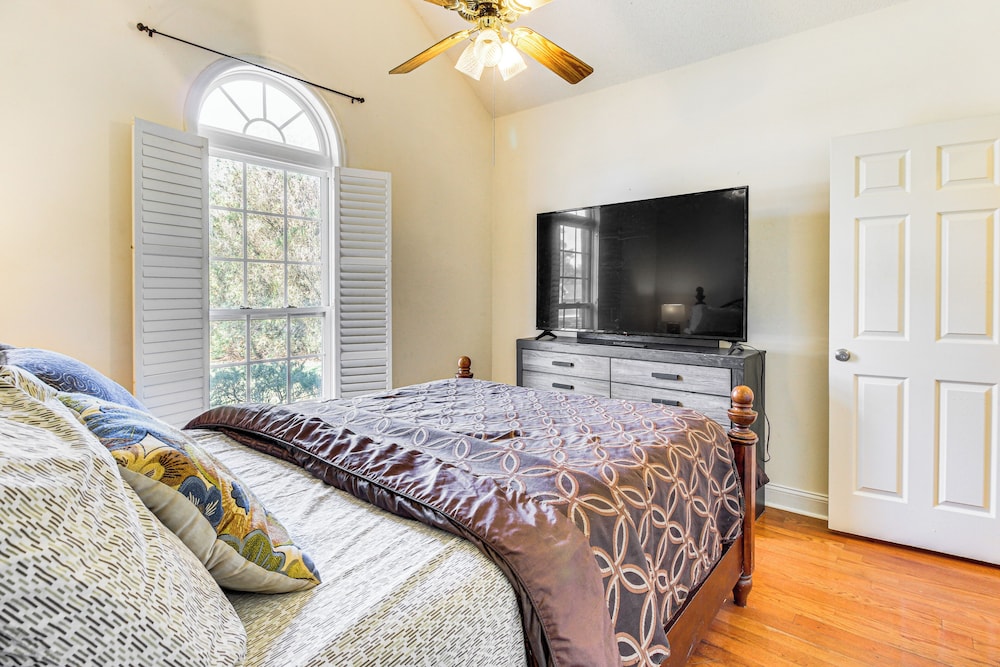 6 Mi to Dtwn Albany: Convenient Home w/ Patio