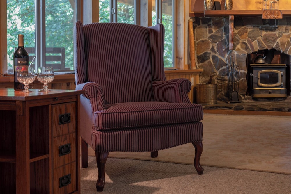 MapleRidge House: A BnB For All Seasons!