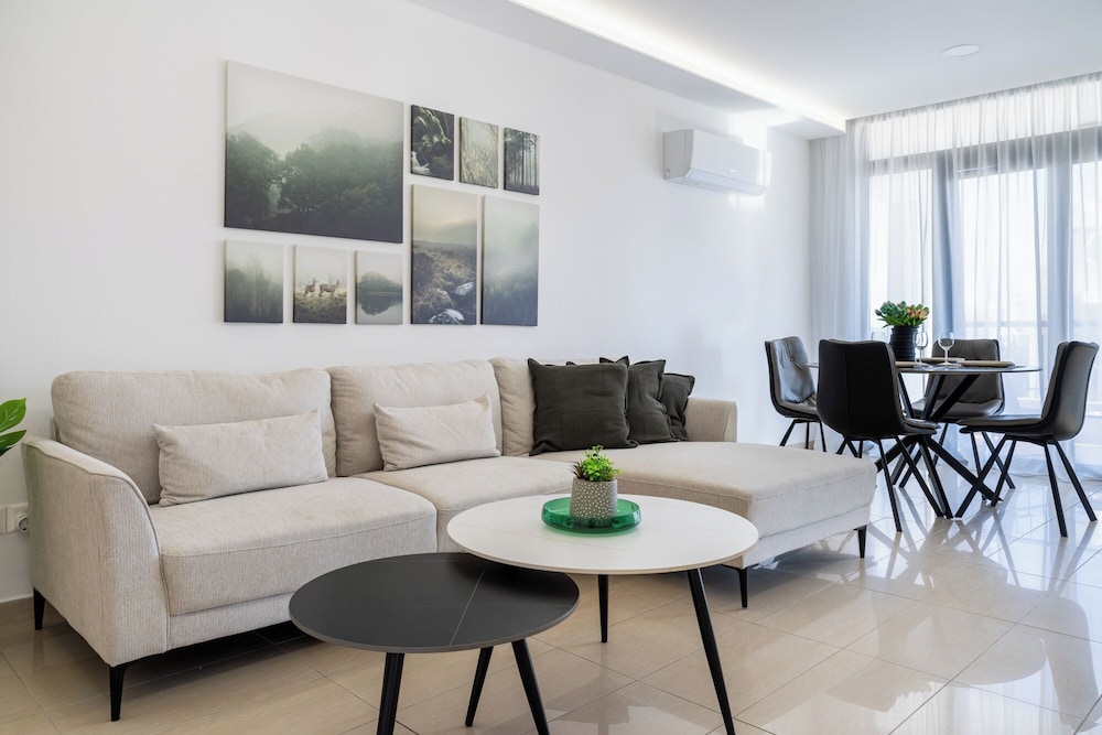 Averna - Breezy 2-BR Apt. in Larnaca