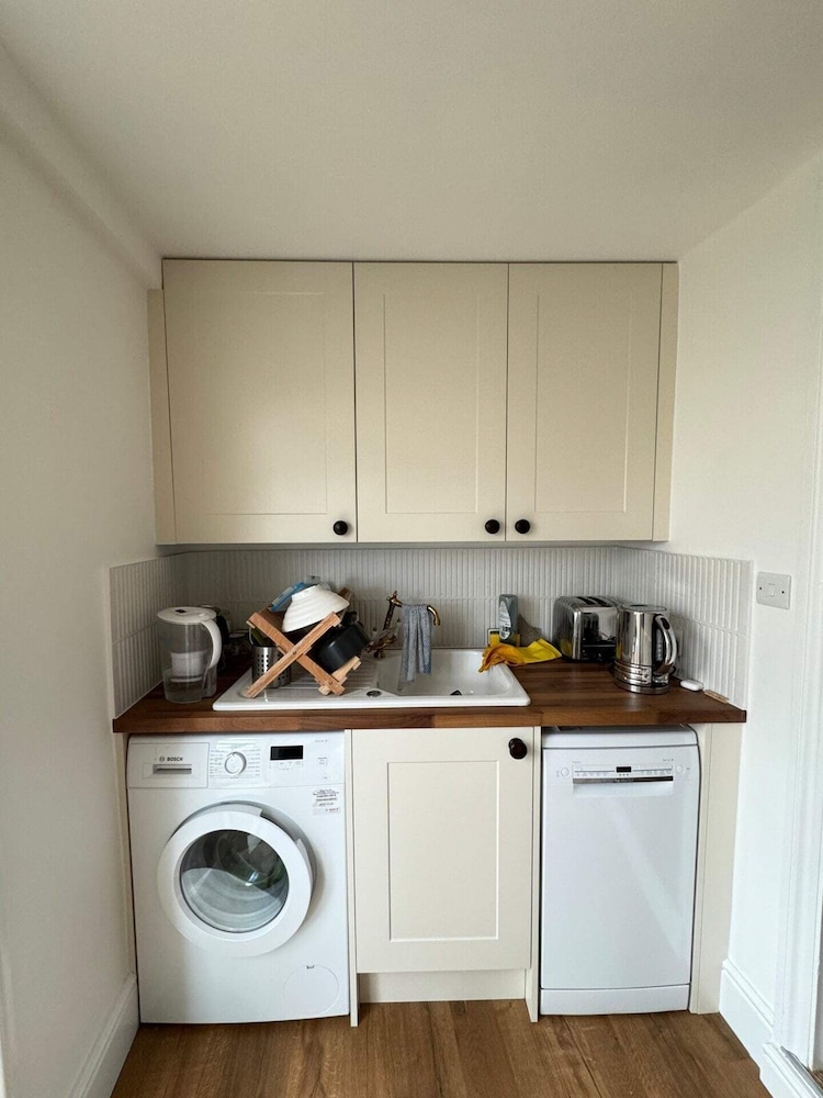Homely Flat W/terrace, 3 Mins to Battersea Park