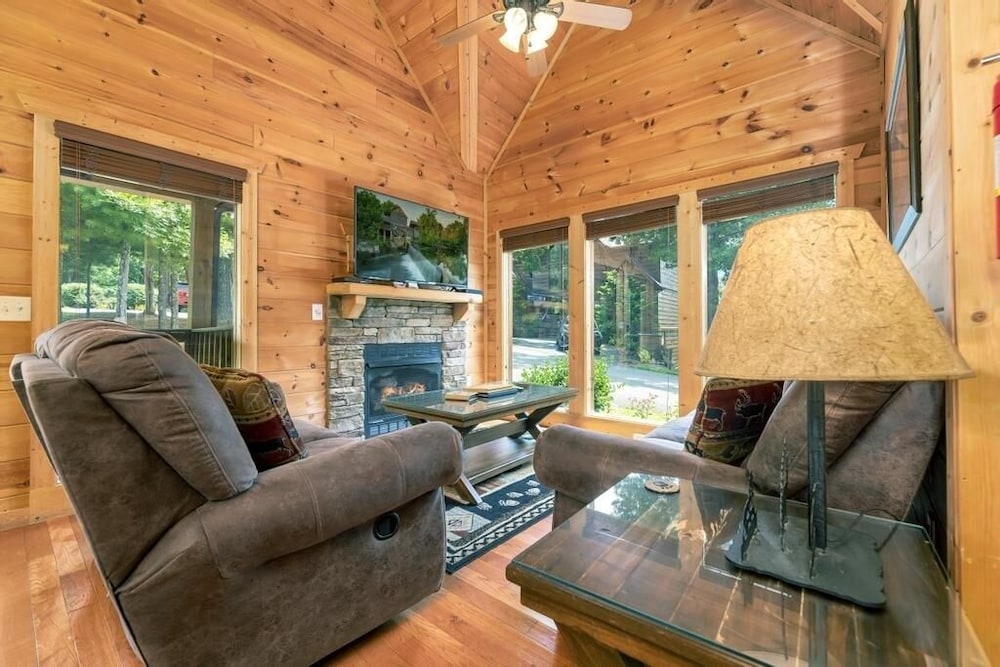 A Suite Mountain - 2 Bedrooms, 1 Baths, Sleeps 6 Cabin by RedAwning
