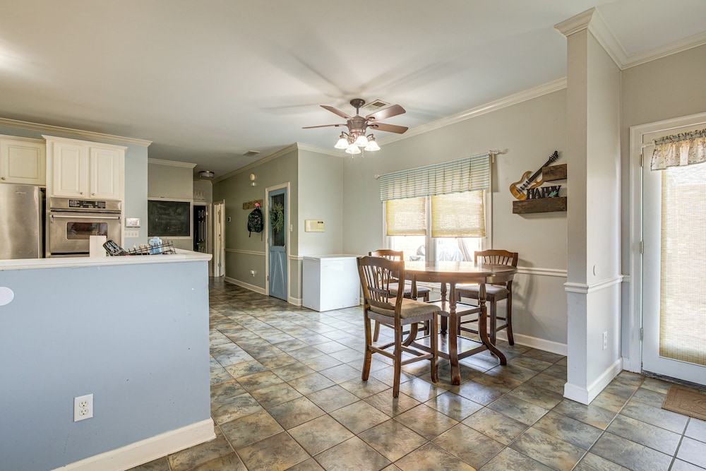 Residential Cul-de-sac: Suburban Memphis Hideaway!