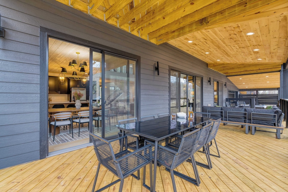 Kings Crown by Avantstay Indoor Pool, Hot Tub, Firepit, Theater All-season Retreat