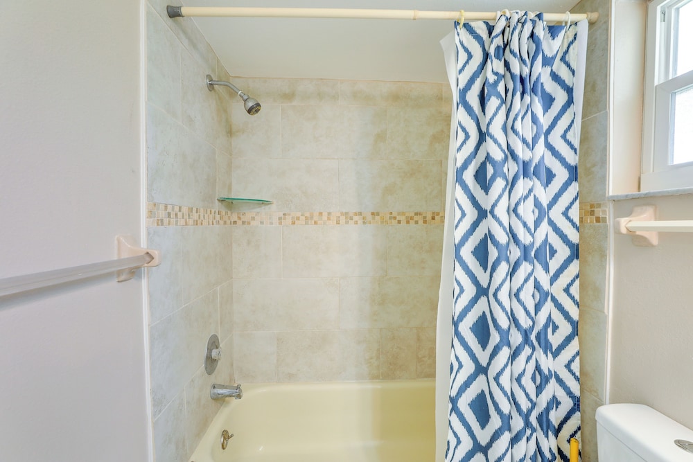 7 Mi to Beach: Pinellas Park Studio w/ Patio