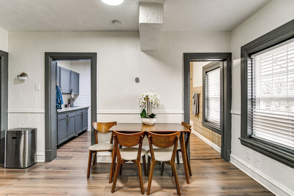 Walkable Location: Welcoming Unit in Omaha