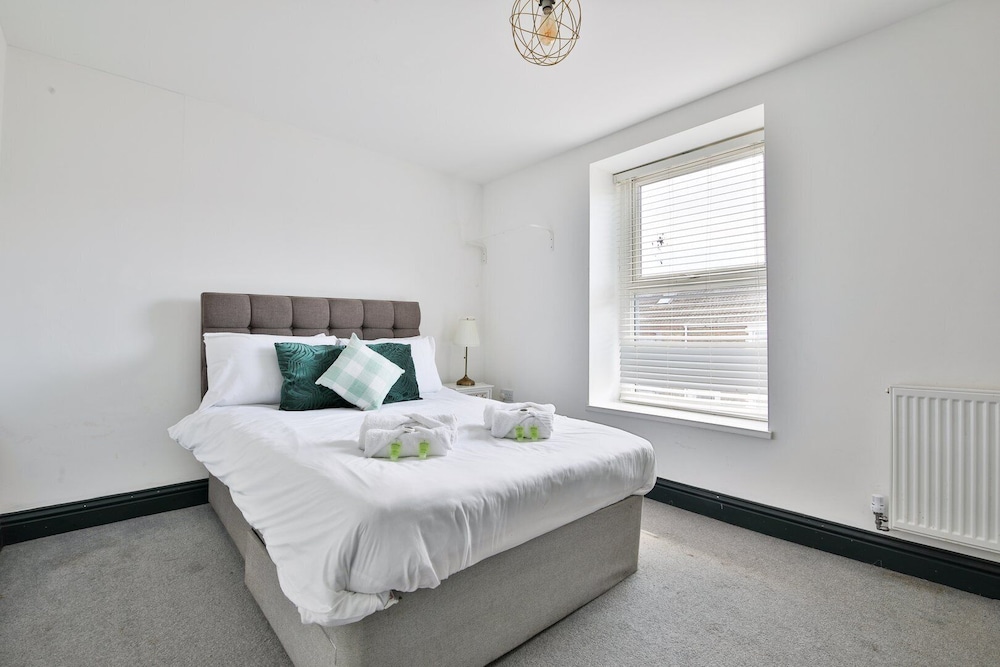 Bright 3-bed Swansea House + Parking