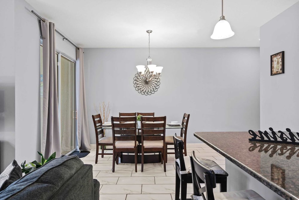 Spacious 4BR Townhome With Pool at Storey Lake