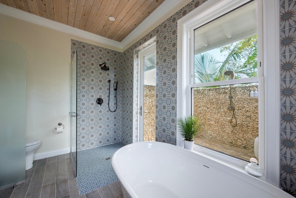 Cricket Beach House-luxurious Beachfront House 5 Bedroom Home