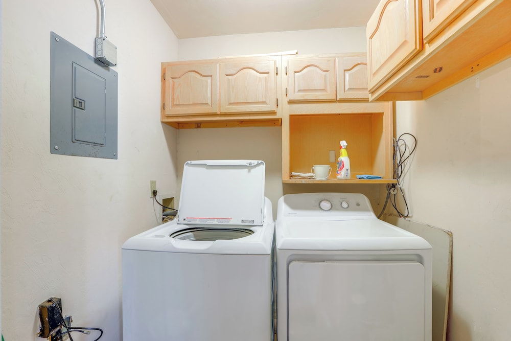 3 Mi to UF Campus: Charming Gainesville Townhome