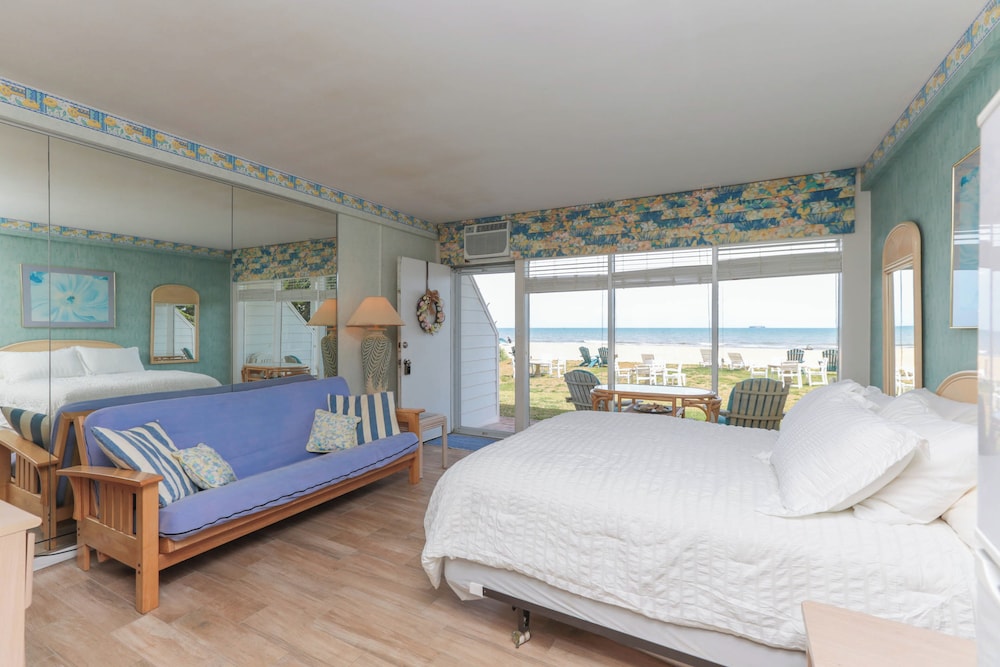 Exclusive Beach Access: VA Beach Studio Condo!