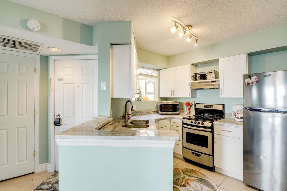 Walk to Beach: 1st-floor Unit w/ Pool in Melbourne
