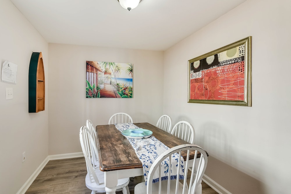 Galveston Vacation Rental: 2 Mi to Pleasure Pier! view 4