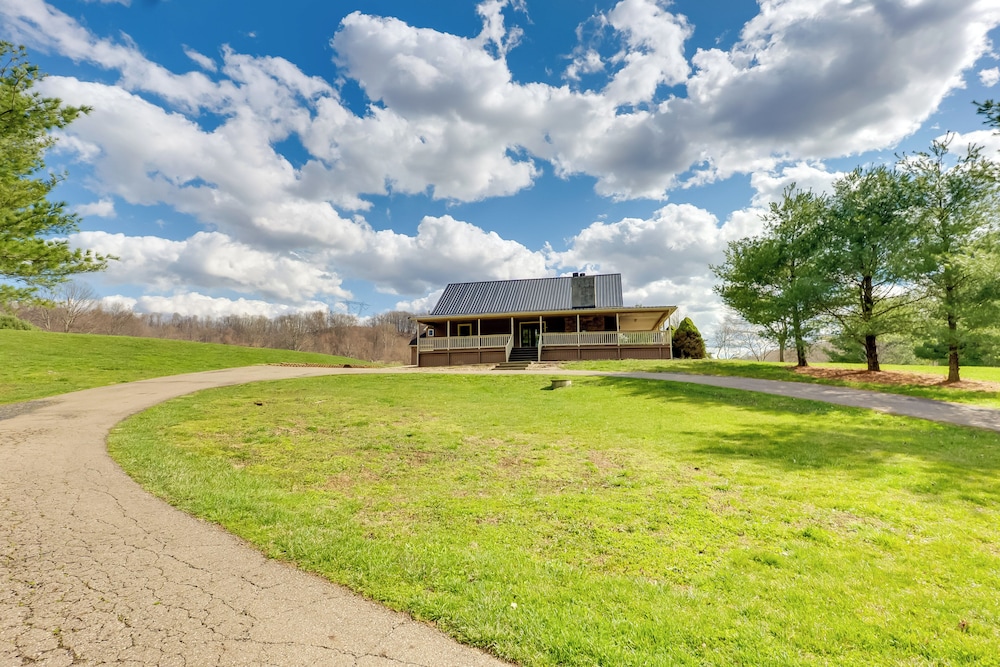 Game Room & On-site Pond: Laurelville Retreat!