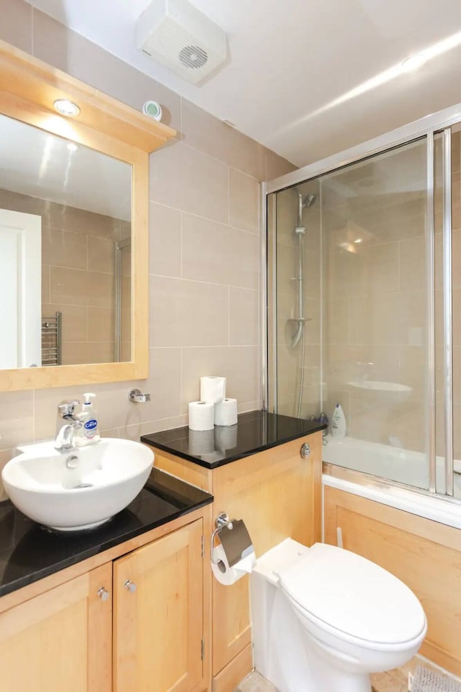 Homely 2 Bedroom Flat Near Embankment Station