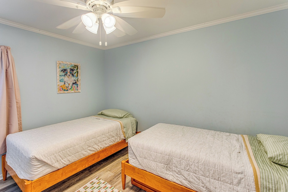 Beachfront Oasis w/ Pool Access in Surfside Beach!