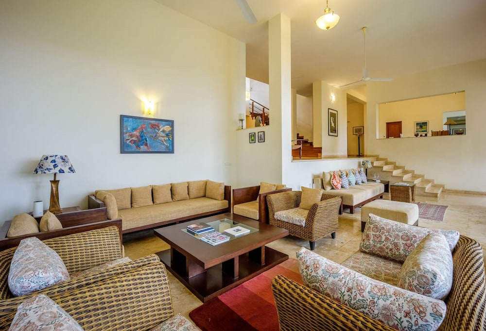 Stunning Hilltop 3BR Villa w Pool and River View
