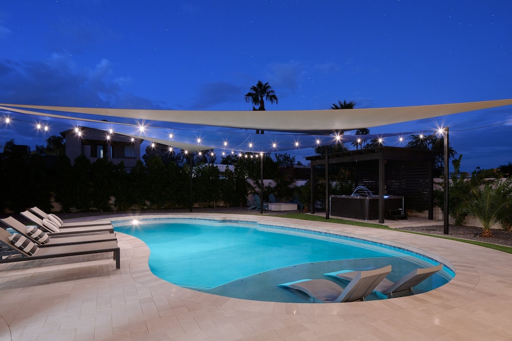 Sunburst Estate - Pool - Hot Tub - Tons of Games!