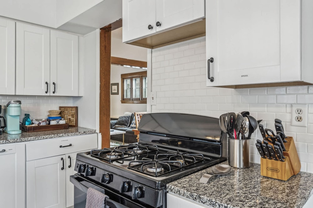 4BR 2BA Home in Charming St Paul - Sleeps 10