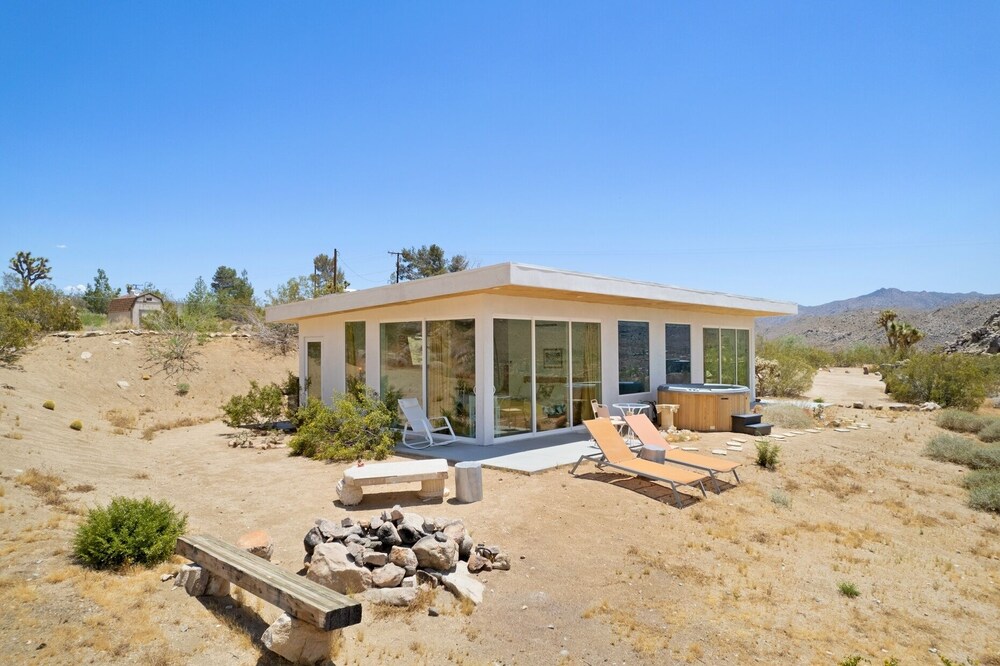 House Of Intellect - Hot Tub, Pool Fire Pit And Views! 1 Bedroom Home by Redawning view 3