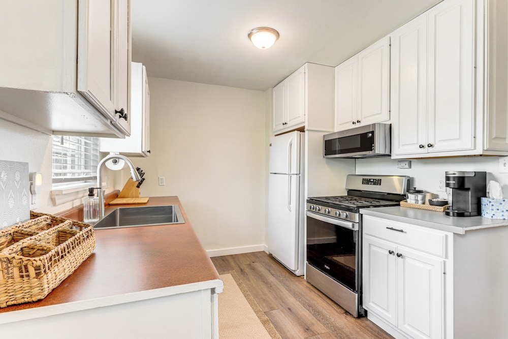 4 Mi to Dtwn: Dog-friendly Fayetteville Home