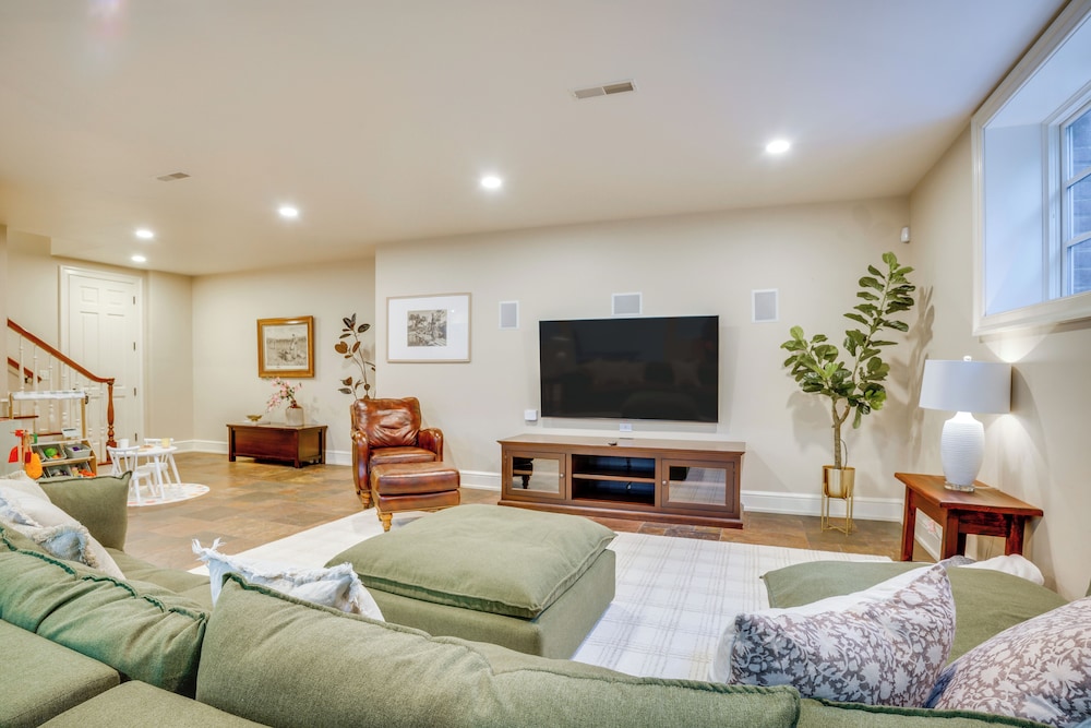 Lake Michigan Gem: Private Beach & Game Room