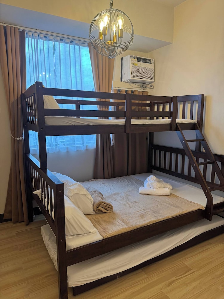 Modern & Spacious 2BR 68 sqm Condo in Manhattan Heights Pool View