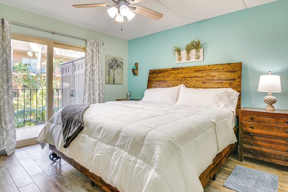 Walk to Beach: Condo w/ Pool Access in Texas!