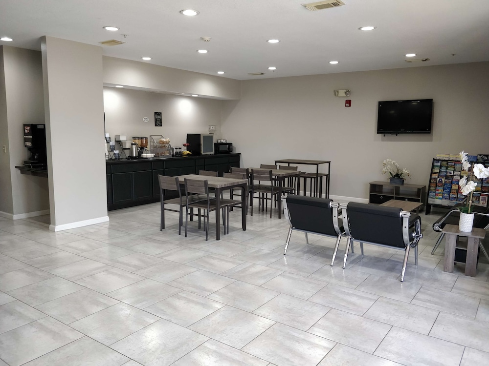 San Antonio Vacations - SureStay Hotel by Best Western Orange - Property Image 6