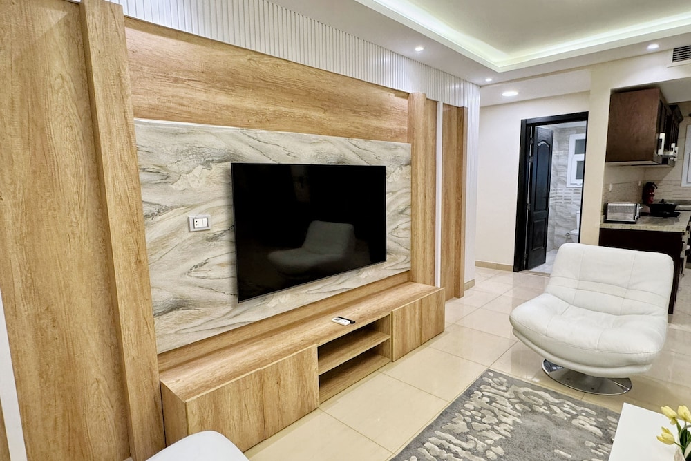 Calm & Classy 2BR - 5 min to Airport