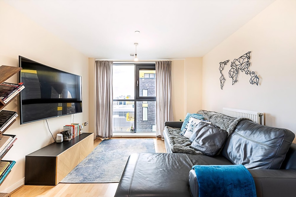 Sleek Flat w/ River Views In Canary Wharf