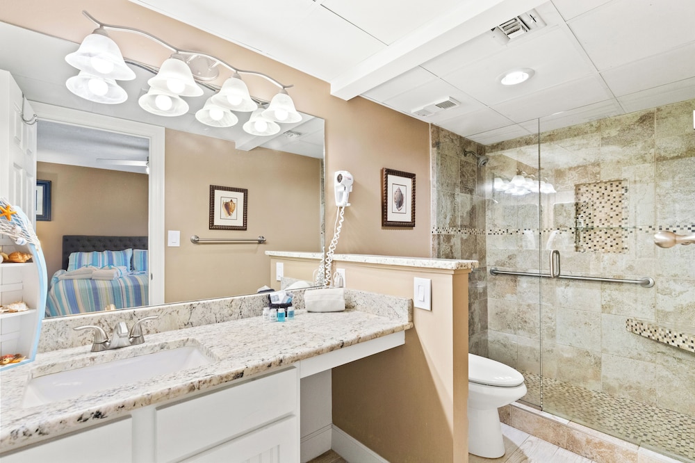 Steps to Paradise: Ground-floor 2br/2ba Beachfront Condo, Sleeps 8, Gulf Views!