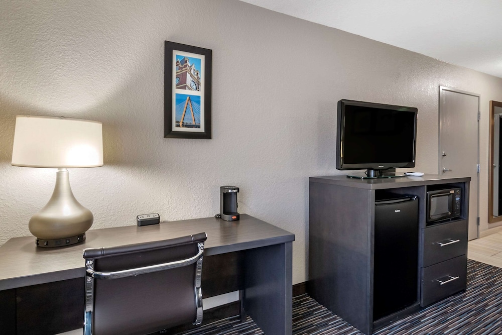 Emporia Vacations - Comfort Inn  Suites - Property Image 34