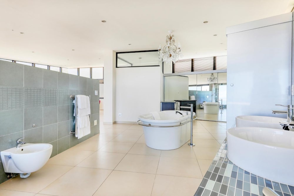 Villa Sol Camps Bay - Family Retreat With 360 Views