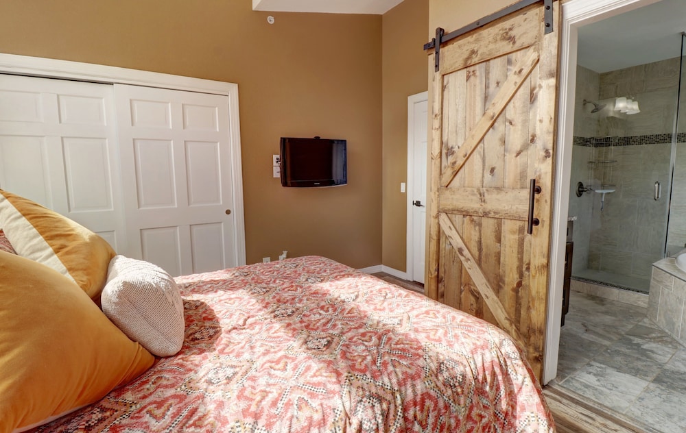 Summit County Vacations - Newly Renovated, Slope-Side Walk-In Walk-Out, Top Floor, Views of Ten Mile Range - ER4 by Redawning - Property Image 26