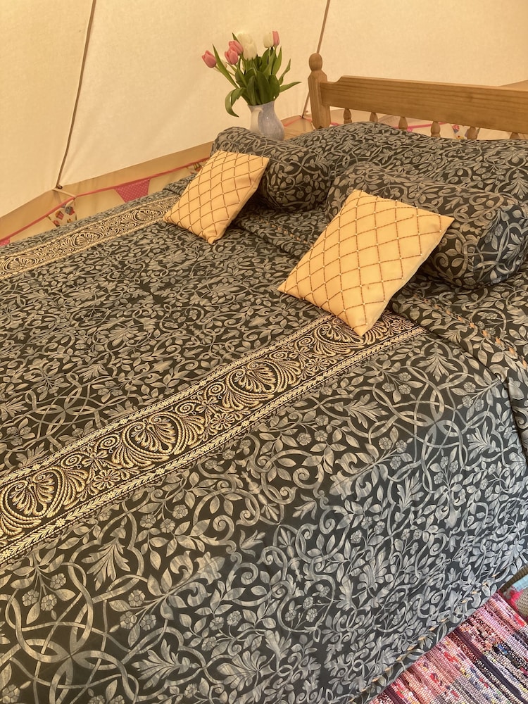 Glamping at The Homestead - Ensuite Bell Tent - Campsite view 5