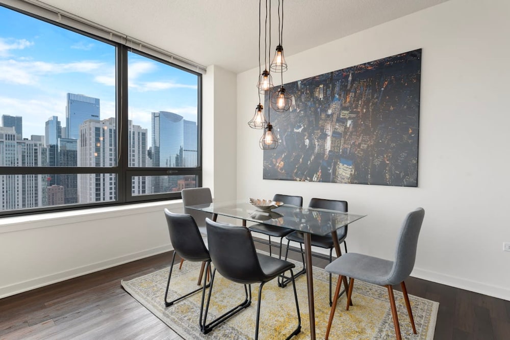 West Loop Luxe 2BR Balcony Skyline Views