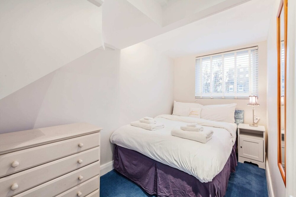 Modern 2 bed Flat, West Kensington, Sleeps 4