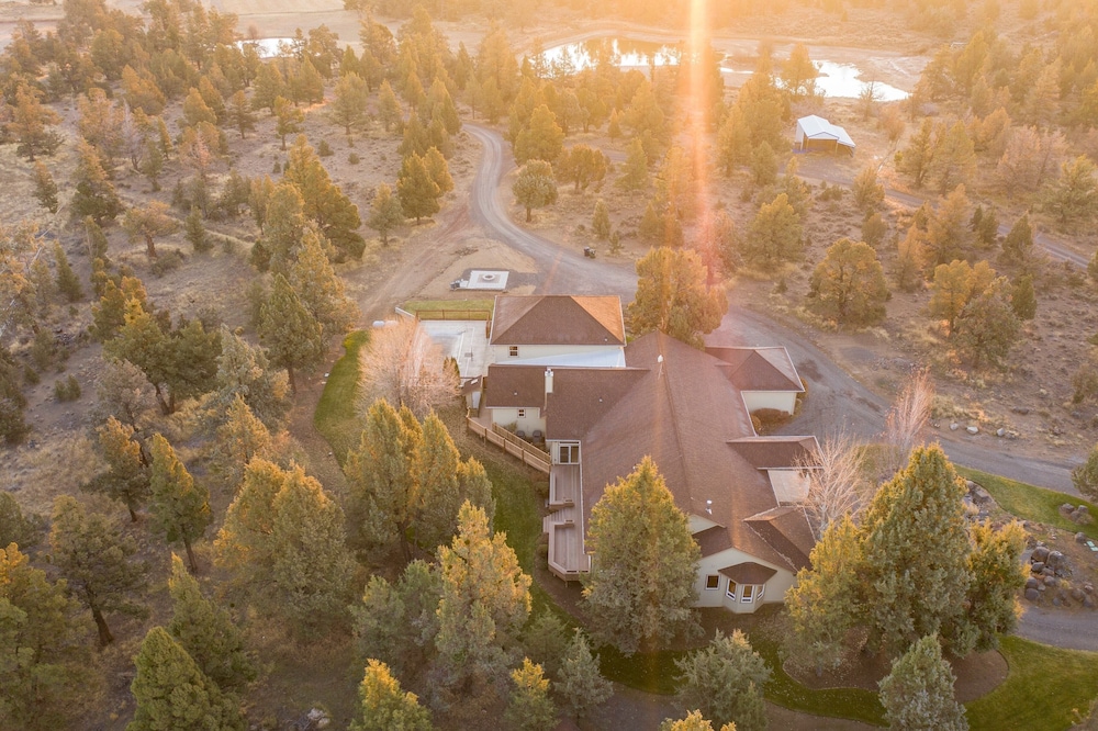 Powell by Avantstay Secluded Home Only 10 Mins From DT Bend w/ Hot Tub view 5